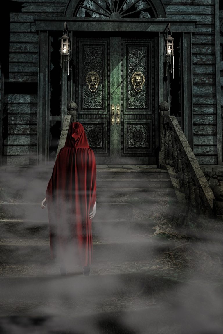 Une femme avec une cape rouge devant une porte de manoir