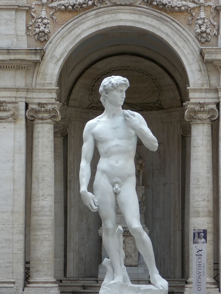 Statue blanche dans un musée de MichelAngelo